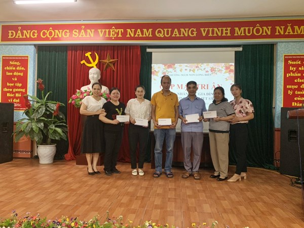 Trường mầm non Long Biên tổ chức gặp mặt tri ân các gia đình thương binh liệt sĩ.