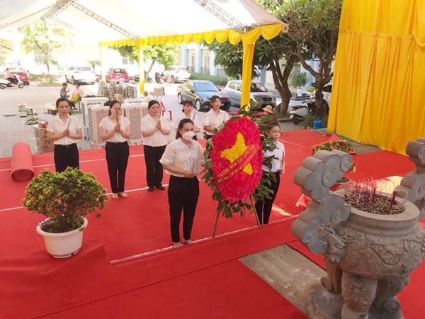 Trường mầm non Long Biên dâng hương tại tượng đài liệt sĩ.