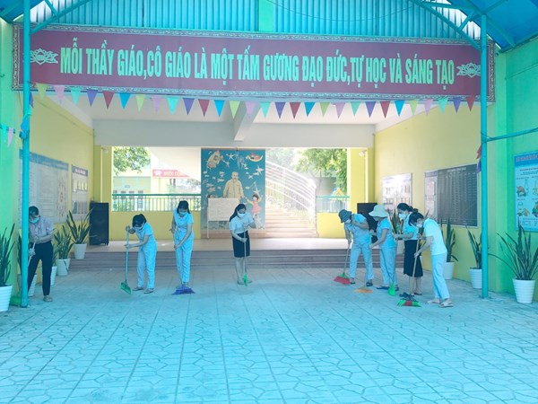 Trường mầm non Long Biên duy trì công tác vệ sinh môi trường, phòng chống dịch Sốt xuất huyết và các dịch bệnh mùa hè.