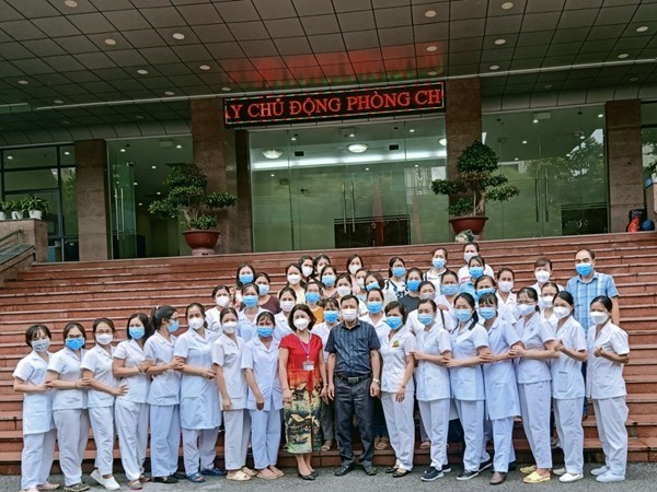 Nhân viên y tế trường mầm non Long Biên cùng đoàn y tế học đường quận Long Biên tham gia hỗ trợ quận Hai Bà Trưng lấy mẫu xét nghiệm mở rộng và tiêm chủng vắc xin Covid - 19.