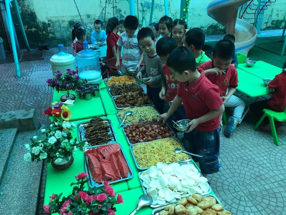 Chùm ảnh tổ chức cho trẻ ăn Buffer của trường Mần non Long Biên trong ngày 19/5/2017