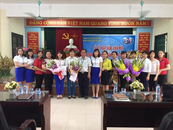 Trường Mầm non Long Biên tổ chức kết nạp Đảng viên mới và trao quyết định Đảng viên chính thức cho các đồng chí Đảng viên