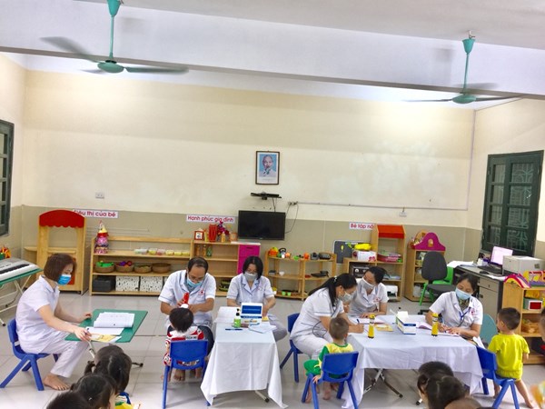 Trường mầm non Long Biên phối hợp với Trạm y tế phường Long Biên khám sức khỏe đầu năm cho trẻ năm học: 2020 - 2021