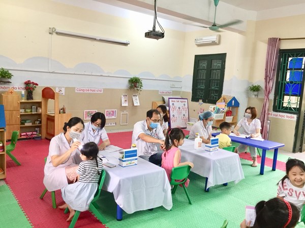 Trường mầm non Long Biên phối hợp với Trạm y tế phường Long Biên khám sức khỏe cuối năm cho học sinh năm học 2020 - 2021