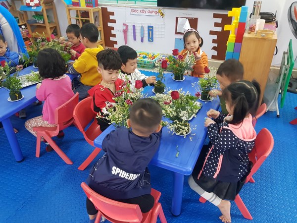 Các bé lớp B2 được tham gia hoạt động cắm hoa