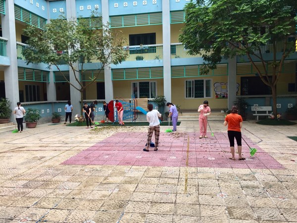 Trường mầm non Long Biên triển khai các biện pháp phòng, chống Covid-19 trong trường học dưới sự giám sát của trạm y tế phường Long Biên.