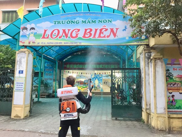 Trường mầm non Long Biên tiến hành phun thuốc muỗi   phòng chống dịch bệnh sốt xuất huyết dưới sự giám sát của trạm y tế phường