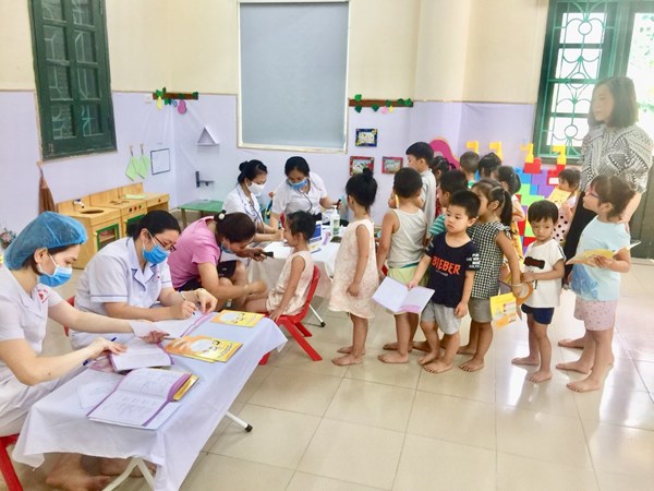 Trường mầm non Long Biên phối hợp với Trạm y tế phường Long Biên khám sức khỏe cuối năm cho học sinh năm học 2019 - 2020