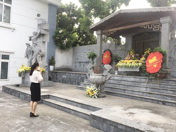 Trường mầm non Long Biên dâng hương tại đài tưởng niệm anh hùng liệt sĩ phường Long Biên