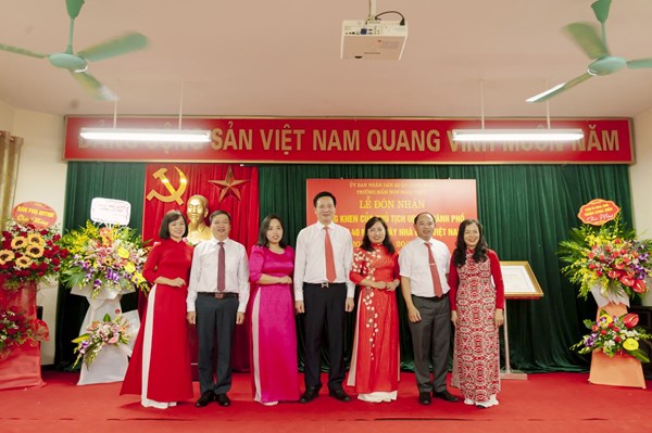 Trường mầm non Ngọc Thụy long trọng tổ chức Lễ đón nhận Bằng khen của chủ tịch UBND Thành phố, kỉ niệm 40 năm ngày Nhà giáo Việt Nam (20/11/1982 - 20/11/2022)