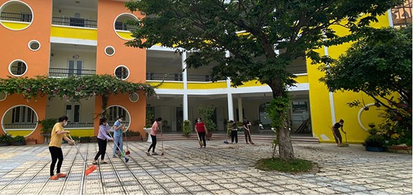 Trường MN Phúc Đồng tiếp tục thực hiện tổng vệ sinh môi trường phòng chống dịch bệnh sốt xuất huyết Dengue đợt III năm 2021