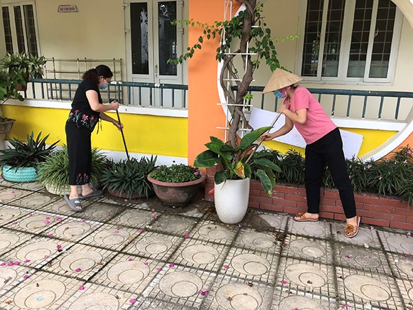 Trường MN Phúc Đồng tiếp tục thực hiện tổng vệ sinh môi trường phòng chống dịch bệnh sốt xuất huyết Dengue đợt II năm 2021