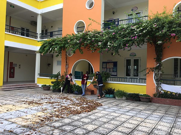 Trường MN Phúc Đồng tổ chức tổng vệ sinh phòng chống bệnh dịch theo mùa tuần 3 tháng 2 năm 2022