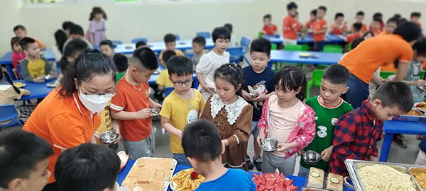 Trường MN Phúc Đồng tổ chức tiệc Buffet tổng kết năm học 2021 - 2022 và chia tay khối MGL ra trường.