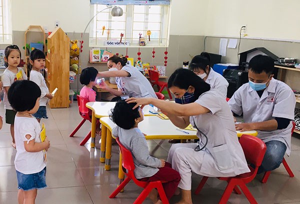 Trường Mầm non Phúc Đồng tổ chức khám sức khỏe cuối năm học cho học sinh