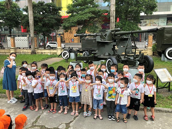 Các bé học sinh lớp B1 tham gia hoạt động ngoại khóa tại Bảo tàng phòng không không quân và nhà hát múa rối Việt Nam