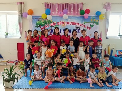 Các bé khối nhà trẻ trường Mầm Non Phúc Lợi háo hức chào đón ngày khai giảng năm học 2020-2021