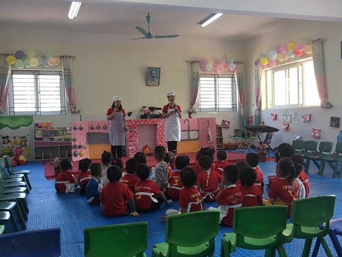 Các bé lớp mẫu giáo bé C1 trường mầm non Phúc Lợi hứng thú tham gia hoạt động âm nhạc