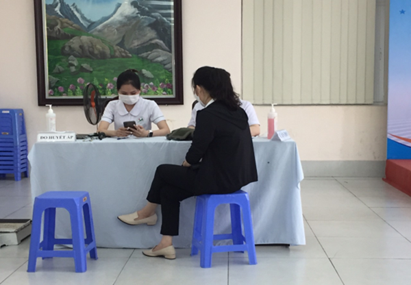 Trường mầm non Sơn Ca tổ chức khám sức khỏe định kỳ cho cán bộ, giáo viên, nhân viên.