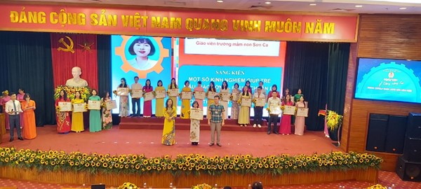 Đ/c Thẩm Xuân Trà vinh dự nhận giải thưởng trong Ngày hội ý tưởng sáng tạo trong CNVCLĐ Quận Long Biên năm 2022