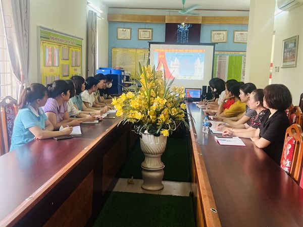 Trường mầm non Sơn Ca tham gia học lớp bồi dưỡng chính trị hè cho đội ngũ QL giáo dục và giáo viên năm 2022