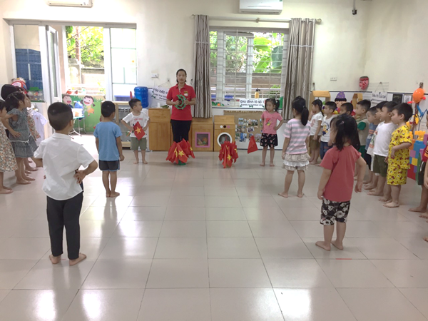 Các bé lớp Mẫu giáo lớn A3 với hoạt động PTVĐ “Đập bóng xuống sàn và bắt bóng bằng hai tay” - Trò chơi “Nhảy tiếp sức”. 