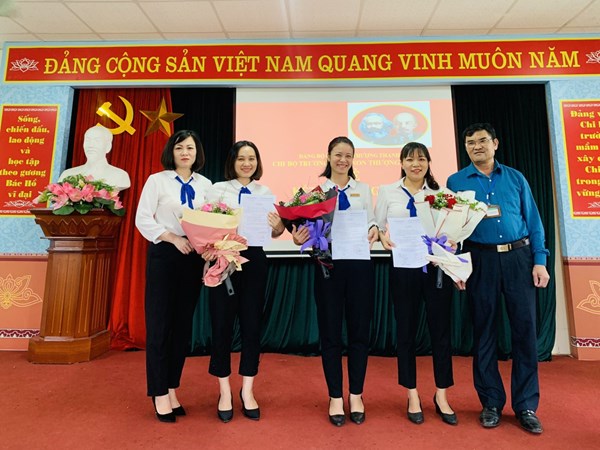 Lễ kết nạp Đảng viên mới của chi bộ trường mầm non Thượng Thanh, quận Long Biên - Hà Nội