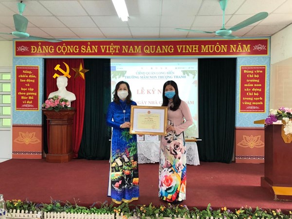 Đồng chí Phan Thị Hòa - Phó hiệu trưởng- Chủ tịch công đoàn nhà trường vinh dự nhận bằng khen của Tổng liên đoàn lao động Việt Nam