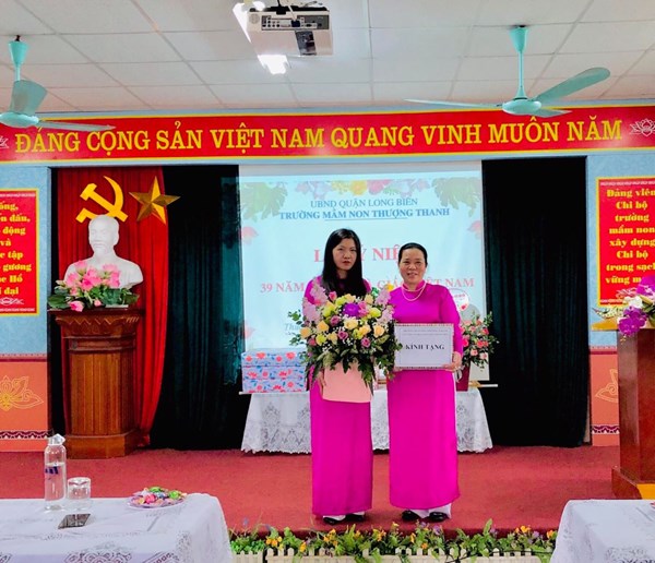 Hình ảnh đẹp chia tay Đ/c Nguyễn Thị Kim Anh trước khi nghỉ hưu