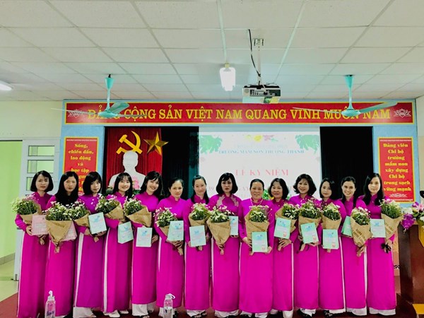 CBGVNV nhà trường hân hoan trong tà áo dài chào mừng ngày nhà giáo Việt Nam 20-11