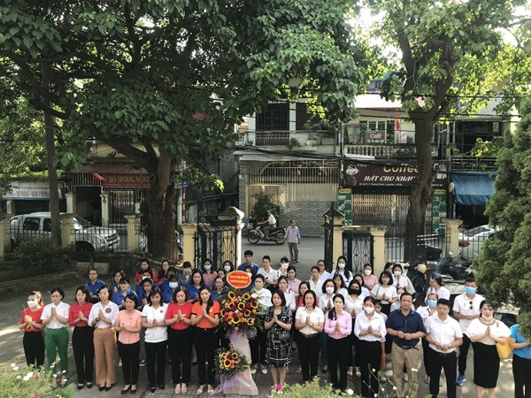 Trường MN Thượng Thanh tham gia thắp hương tại đài tưởng niệm phường Thượng Thanh