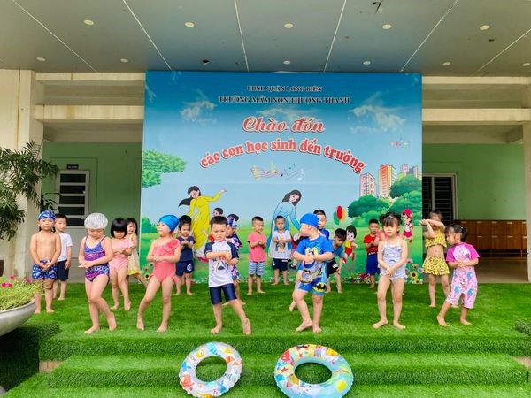 Các con học sinh lớp MGB C1- trường Mầm non Thượng Thanh được trải nghiệm, vui chơi tại bể vầy