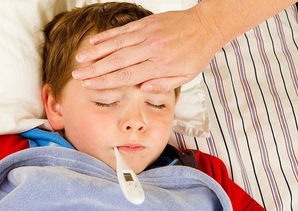 Sốt virut ở trẻ em: triệu chứng, cách xử trí thích hợp