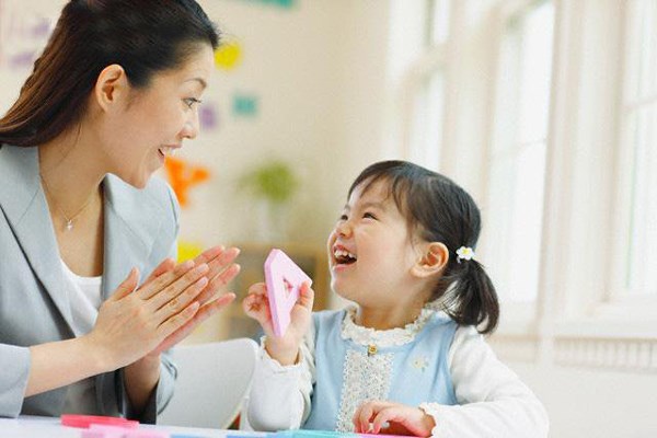 Lắng nghe và nói chuyện với con thường xuyên giúp trẻ phát triển ngôn ngữ và kỹ năng giao tiếp ứng xử