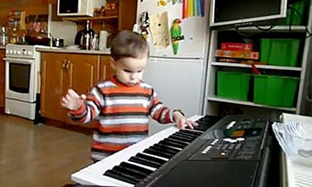 Thán phục cậu bé 4 tuổi bị mù chơi nhạc tài tình
