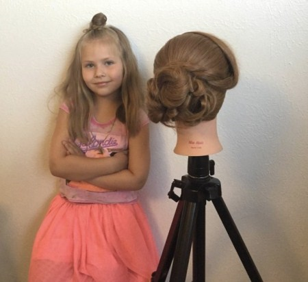 Cô bé 5 tuổi nổi tiếng với khả năng tạo mẫu tóc