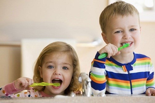 Hướng dẫn trẻ đánh răng đúng cách.