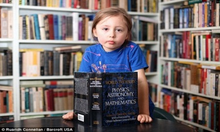 Cậu bé ngoại cảm 5 tuổi đọc được 7 thứ tiếng