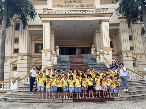 Trường Mầm non Tuổi Hoa tổ chức cho các bé khối Mẫu giáo tham quan, học tập tại Bảo tàng Phòng không không quân và Rạp xiếc Trung ương