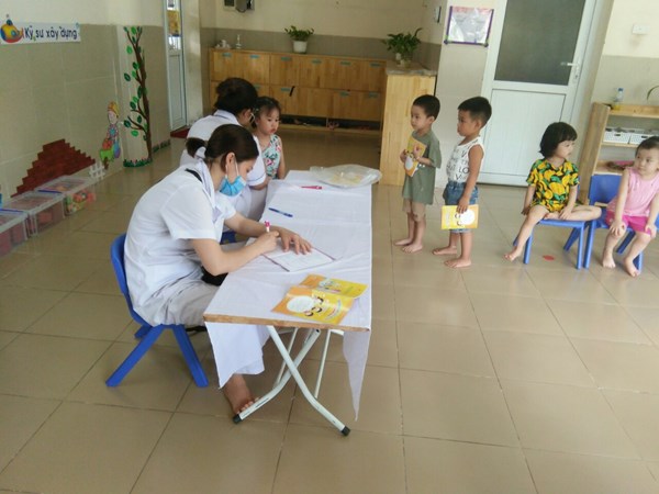 Ngày 04/6/2020, trường mầm non Tuổi Hoa kết hợp với trạm y tế phường Phúc Lợi tổ chức khám sức khỏe lần 2 năm học 2019 - 2020 cho 100% học sinh tại trường.
