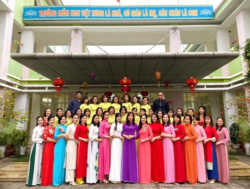 Cán bộ giáo viên nhân viên trường mầm non Việt Hưng hưởng ứng tuần lễ Áo dài!