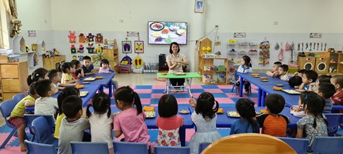 Hoạt động trải nghiệm   Bé vui đón Tết Hàn thực  của các bạn nhỏ Trường MN Việt Hưng.