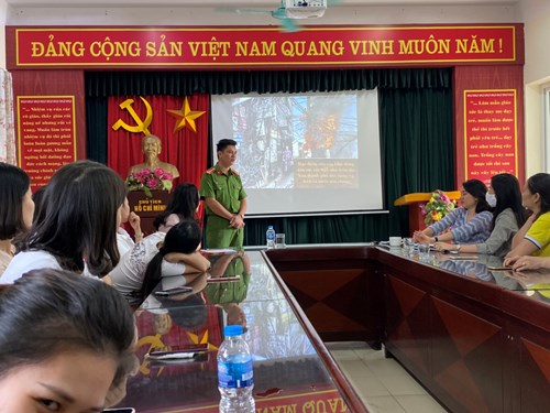 Trường MN Việt Hưng tổ chức tập huấn công tác PCCC cho CBGVNV nhà trường năm học 2020-2021.