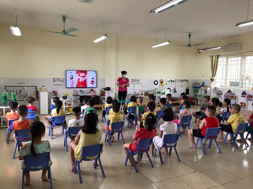 Hoạt động 1 ngày  của các con ở lớp sau khi trở lại ngôi trường mầm non Việt Hưng thân yêu!