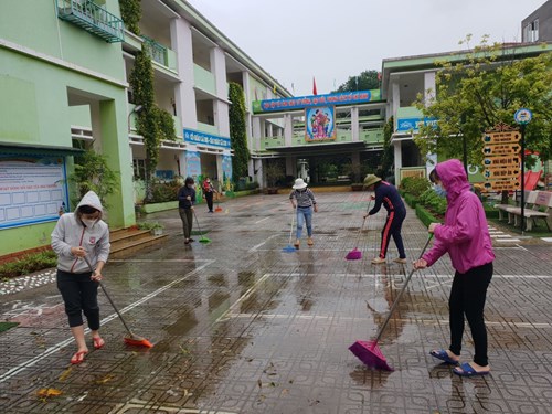 Trường MN Việt Hưng tổ chức tổng vệ sinh môi trường diệt bọ gậy phòng, chống dịch sốt xuất huyết đợt 2 năm 2021.