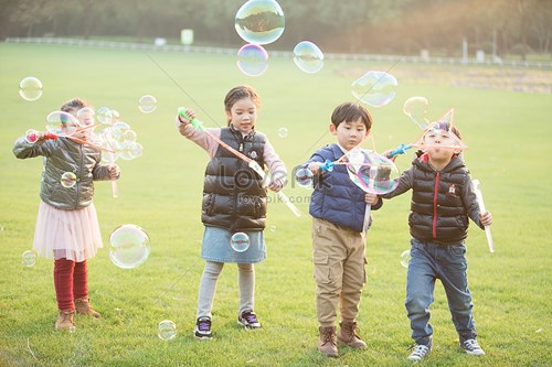 Phát triể óc sáng tạo cho trẻ 3-4 tuổi thông qua hoạt động  Thổi bong bóng 