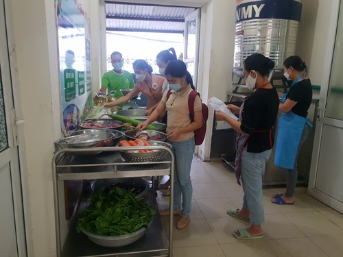 Công tác giao nhận thực phẩm tại trường mầm non Việt Hưng.