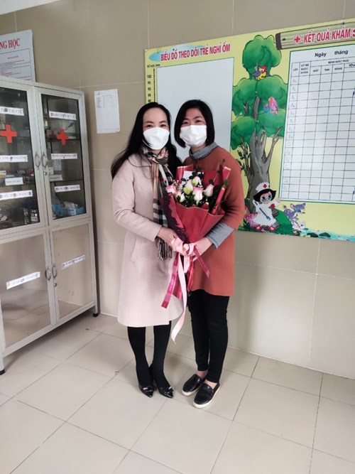 Đại diện BGH Trường MN Việt Hưng gửi lời chúc mừng đến đ/c Nguyễn Thị Minh Thu- nhân viên y tế nhà trường nhân ngày Thầy thuốc Việt Nam 27/2/2022.