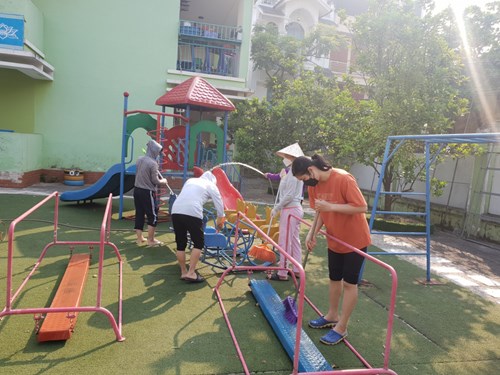Trường MN Việt Hưng tổ chức tổng vệ sinh môi trường để chuẩn bị đón trẻ trở lại trường học.