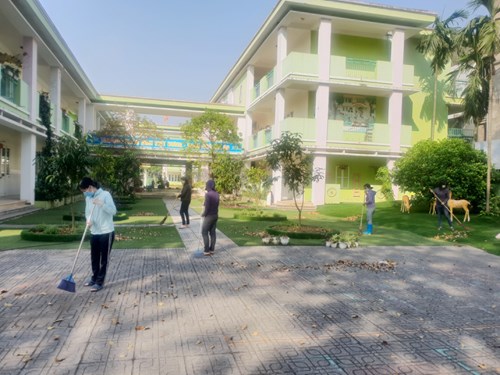 Trường MN Việt Hưng duy trì hoạt động vệ sinh lao động đảm bảo cảnh quan nhà trường sáng - xanh - sạch - đẹp.
